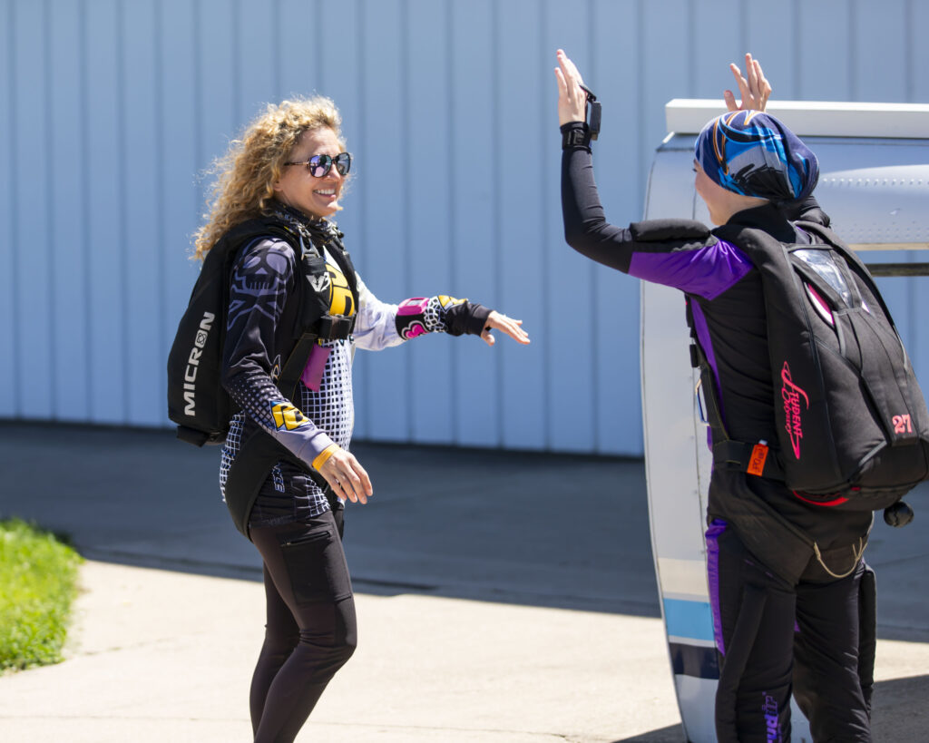 Pro skydiver Melissa Nelson rehearses the jump with an AFP student at Skydive Chicago